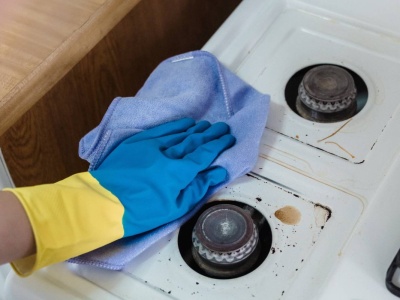 Usuwa nawet zaschnięte jedzenie i tłuszcz. Spryskaj, a kuchnia będzie lśnić czystością