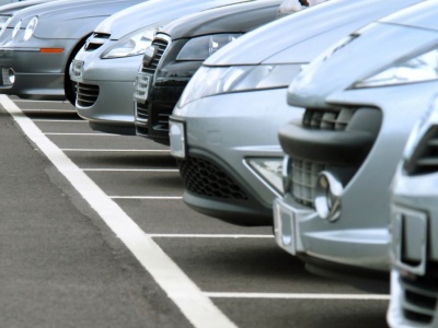 Doświadczony kierowca zawsze parkuje tyłem. Zalet jest więcej niż myślisz