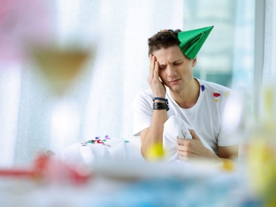 Masz kaca? Oto 11 skutecznych metod na to, jak szybko się go pozbyć. Te rady pomogą ci przetrwać Światowy Dzień Kaca