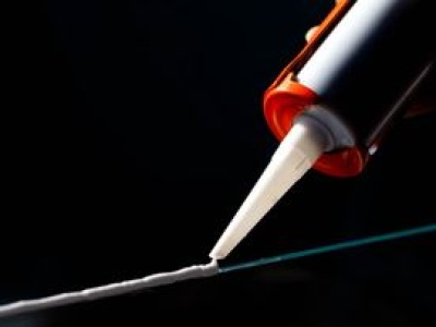 Naukowcy zaskakują. Stworzyli klej, który może holować samochód