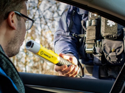 Policjant po cywilnemu może zatrzymać cię do kontroli. Skąd masz wiedzieć, że to nie oszust?