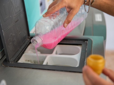 Trik z gąbką oszczędzi ci fortunę. Działa lepiej niż płyn do płukania