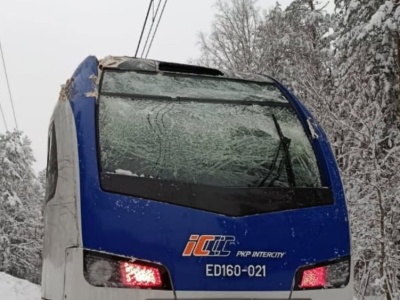 Pociąg PKP zderzył się z drzewem. Ludzie utknęli w lesie bez ogrzewania