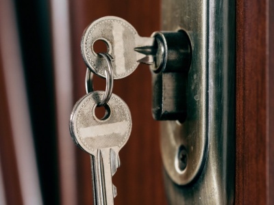 Urzędnicy chodzą po blokach. 