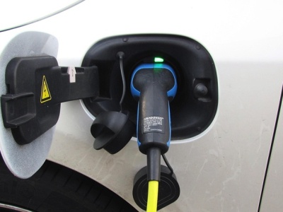 Niewygodna prawda o hybrydach plug-in. Wyraźnie ustępują samochodom spalinowym