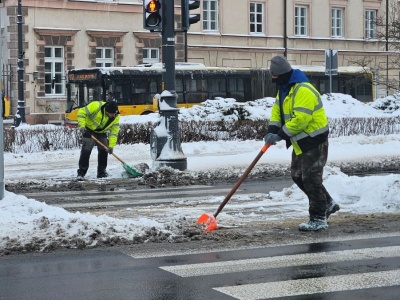 Intensywne opady śniegu w Warszawie. Służby miejskie pracują cały czas