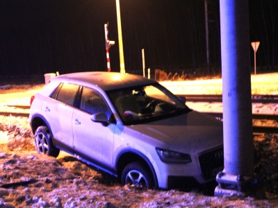 Pijany w sztok Ukrainiec wjechał w słup przy przejeździe kolejowym