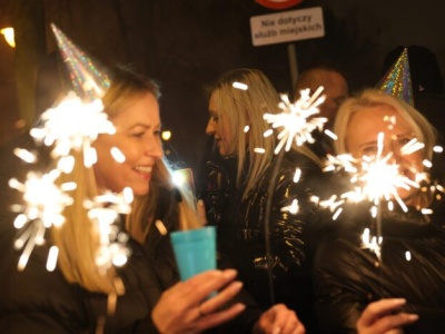 Sylwester w Piotrkowie – mieszkańcy hucznie witali nowy rok na sylwestrowej potańcówce