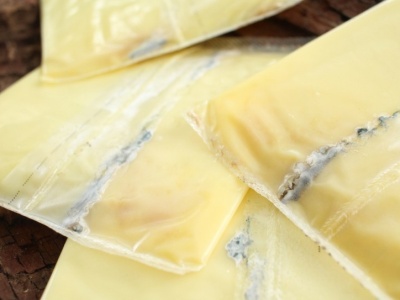 Tym nigdy nie smaruj chleba. Dietetycy ostrzegają przed najgorszym dodatkiem