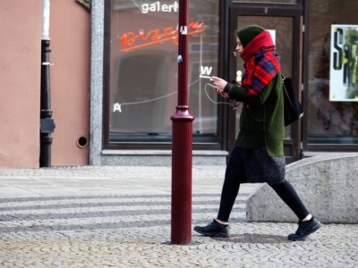 Zachęcając mieszkańców do pobierania „apki”, można iść bardzo różnymi drogami. Nic na siłę