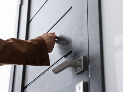 Kontrole pukają do drzwi i sprawdzają, kto jest w środku. Tysiące adresów na liście