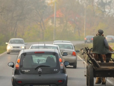 Czy można wyprzedzić wolny pojazd na ciągłej? To mało znana zasada