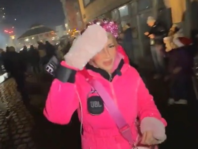 Kolejny „Sylwester w Kolonii”. Streamerka obrzucona petardami podczas transmisji na żywo