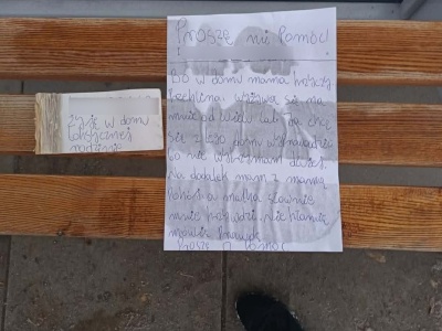 Rozpaczliwy list na jednym z warszawskich przystanków. 