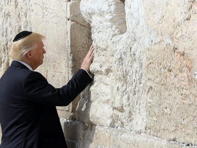 Trump niczym Breżniew. Kolekcjonuje ordery