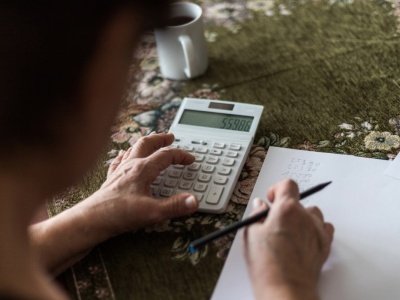 Nie wiesz, ile powinnaś zarabiać? Ekspertka podpowiada. Cztery pytania pomogą wycenić pracę