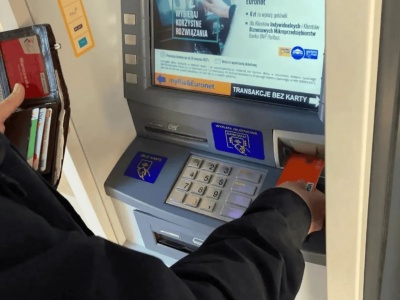 To stanie się po wpisaniu PIN od tyłu. O tej funkcji w bankomacie mówi się od lat 90.
