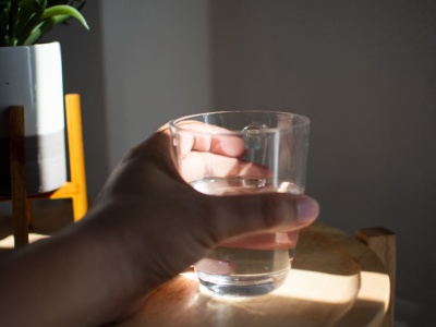 Pijesz wodę przed snem? To błąd, którego skutki możesz odczuć w nocy