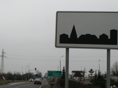 Ten znak wygląda niepozornie. Kierowcy tracą przez niego prawo jazdy