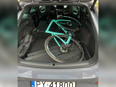 Cupra z największym bagażnikiem potaniała do 114 800 zł. Trzystrefowa klimatyzacja bez dopłaty