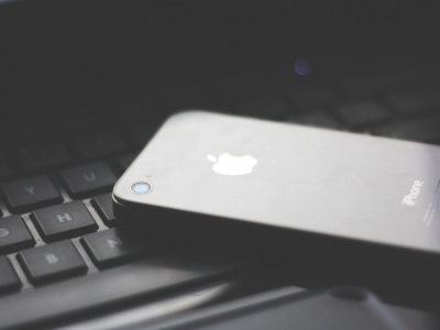 Łukasz, Bohdan i Karyna wyłudzali telefony od operatorów. Odpowiedzą za 108 przestępstw