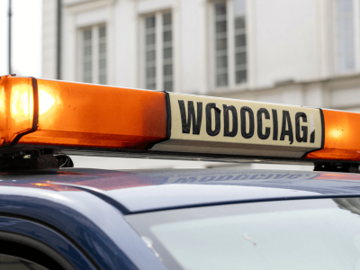 Potężna awaria wodociągu w Warszawie. Zalane ulice, ruch sparaliżowany