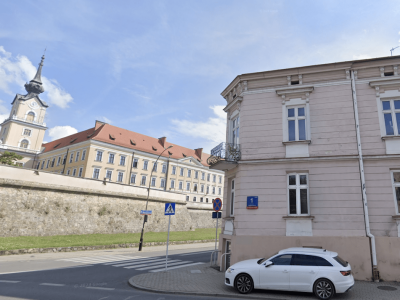 Kamienica vis-à-vis Zamku idzie pod młotek. Miasto: „To ruina bez łazienek”, PiS: „Wyprzedaż majątku”