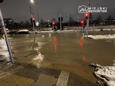 Kilkanaście awarii wodociągowych w Nowy Rok w Warszawie, zalane ulice. Kilkadziesiąt budynków bez wody