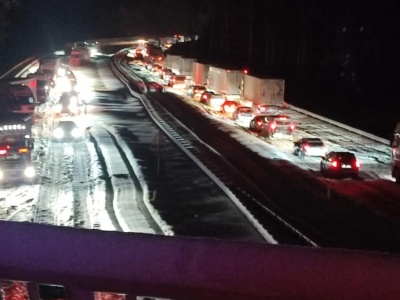 Tesla bez świateł w korku na S7. Ludzie w środku zamarzli? Nie, to automat, który wyłącza światła na postoju