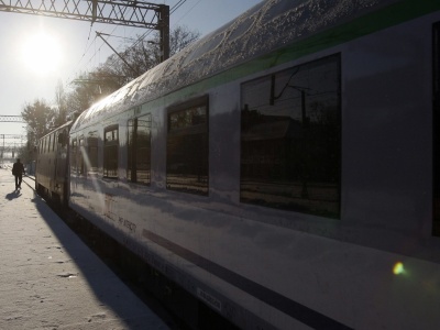 Pociąg do Gdyni utknął w śniegu na Mazurach. Jest pomoc, skład będzie mógł dotrzeć do celu