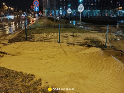 Awaria wodociągów w Krakowie. Woda uszkodziła torowisko tramwajowe
