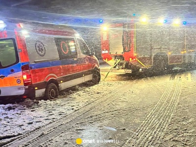 Karetki utknęły na zasypanych drogach. Wiozły ludzi w stanie zagrożenia życia