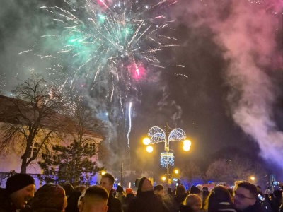 Mieszkańcy regionu przywitali 2026 rok na Placu Legionów w Wieluniu (zdjęcia)