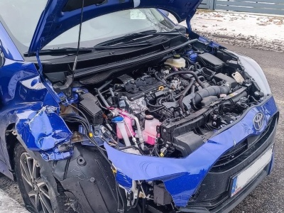 Toyotą w słup energetyczny | ZDJĘCIA