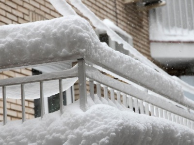Nieodśnieżony balkon w zimie to spory błąd. Lepiej leć po szufelkę