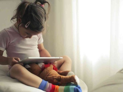 5 godzin dziennie w social mediach. Takie są skutki