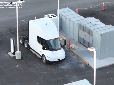 Tesla Semi ładuje się z mocą do 1,2 MW . Wcześniej miała starszą wersję gniazda MCS. A Tesla sprzedała 1,636 mln aut w 2025 roku