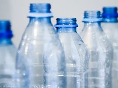 Pijesz wodę butelkowaną? Połykasz mikroplastik. Oto najnowsze badania