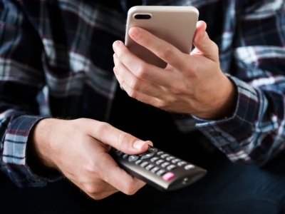 Polacy w przerwie reklamowej sięgają po komórkę. Przyznaje się do tego ponad 77 proc. badanych