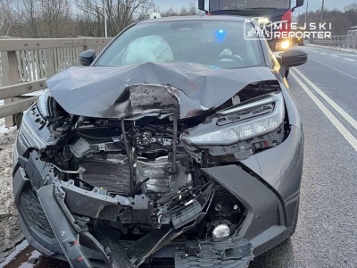 Koło “bliźniak” z ciężarówki czołowo wpadło w dwa auta osobowe