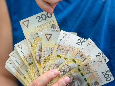 Od 10 tys. zł brutto, dodatki i praca do 15:30. Taka oferta w sektorze publicznym to rzadkość