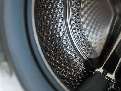 Przekrój na pół, wrzuć do pralki, uruchom. Pleśń znika, a zapach wraca po jednym cyklu