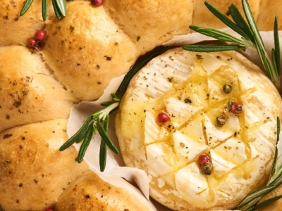 Domowe ziołowe bułeczki pieczone z camembertem. Przepis Karoliny Stolarskiej-Bigos robi wrażenie