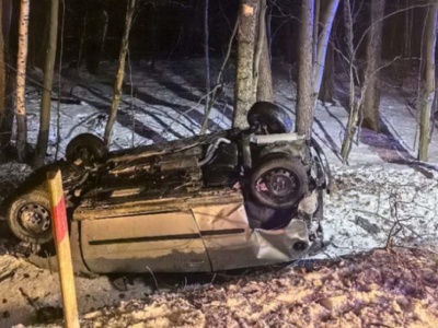 Tragiczny wypadek na DW835. Seat na wysokości kilku metrów uderzył w drzewo