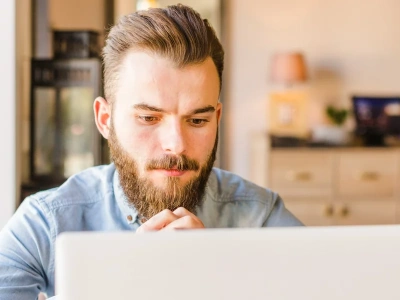 Gdy choroba lub rodzicielstwo przerywa pracę w gospodarstwie. Sprawdź, jakie świadczenia z KRUS-u