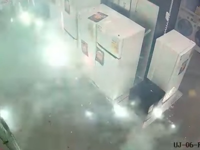 Odpalili fajerwerki w sklepie, by ukraść kontroler. Policja publikuje nagranie