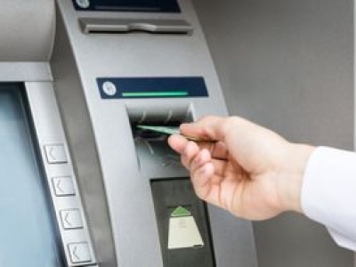 Znany bank wprowadza zmiany. W te dni nie wypłacisz gotówki w okienku