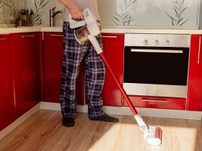 Polak w domu nie sprząta, bo ma kobietę. Równouprawnienie? Oto walczymy w pracy