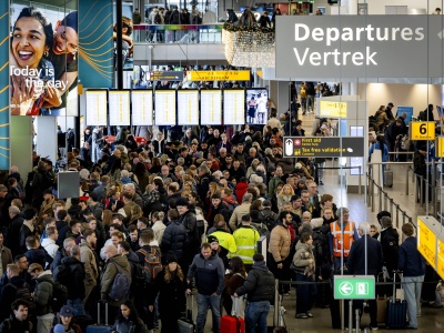 Zima w Amsterdamie. KLM odwołał prawie 300 lotów, w tym do Polski. Co z rejsami LOT-u?