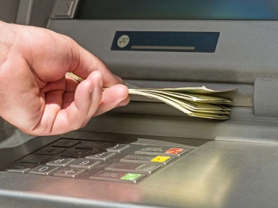 Uważaj na to, gdy wypłacasz pieniądze z bankomatu. Konsekwencje mogą być opłakane